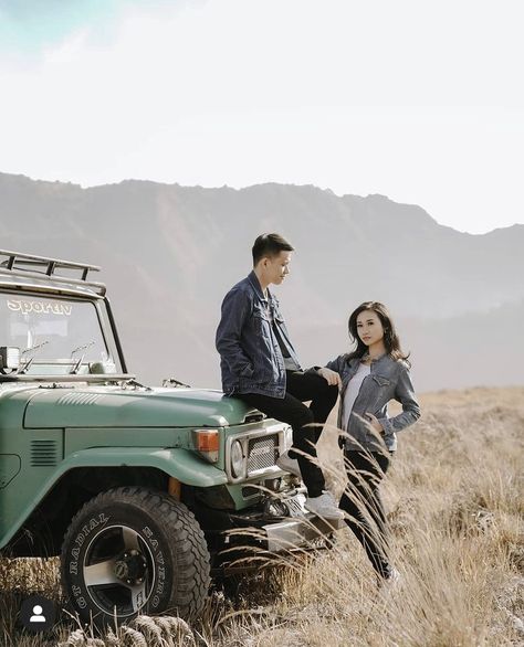 Camping Prenup Shoot, Prewedding Car, Prewedding Bromo, Jeep Photoshoot, Prenup Theme, Pre Nup Photoshoot, Prenup Outfit, Pre Wedding Photoshoot Beach, Prenup Shoot