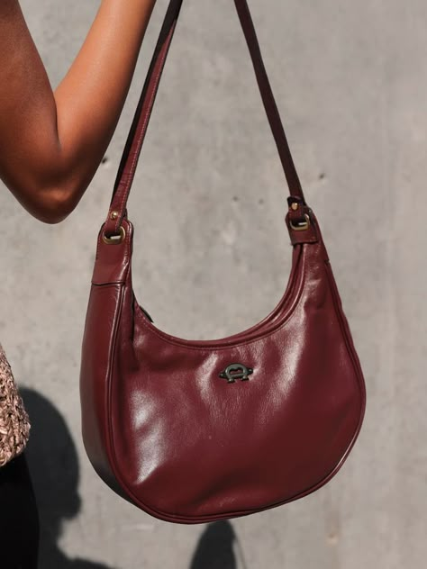 Vibtage Handbags, Maroon Shoulder Bag, Maroon Purse, Long Strap Bag, Maroon Bag, Maroon Leather, Estilo Hippie, Leather Shoulder Bags, Vintage Shoulder Bag