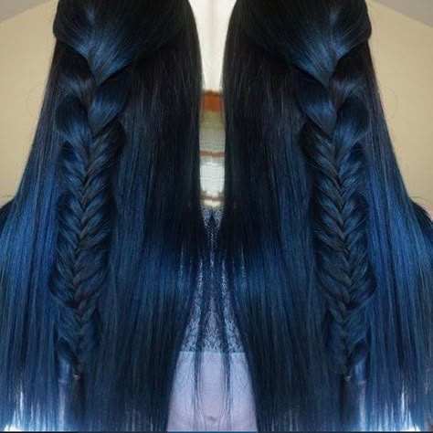 Pin for Later: 25 Midnight-Blue Hair Ideas That Will Inspire Your Next Moody Look Midnight Blue Hair, Blue Black Hair, Short Ombre, Dark Blue Hair, Popsugar Beauty, Hair Color Blue, Colorful Hair, Ombre Hair Color, Pastel Hair