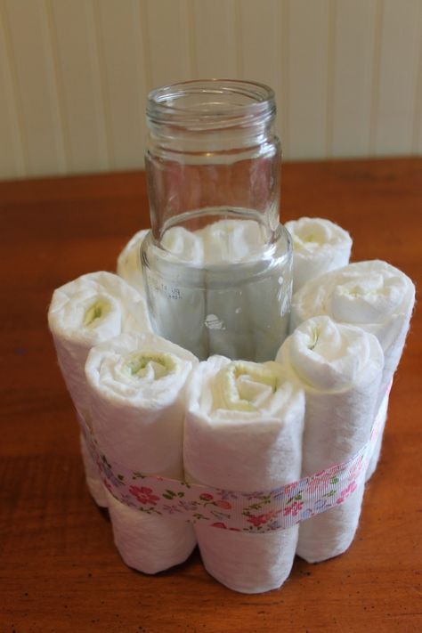 Diaper Ideas For Baby Shower Diy, Diaper Centerpieces For Baby Shower Diy, Diaper Decorating Ideas, Baby Shower Centerpieces Neutral, Hampers Bayi, Diaper Decorations, Simple Baby Shower Centerpieces, Small Diaper Cakes, Diaper Centerpiece