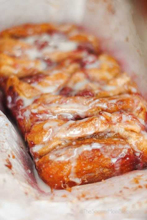 Flaky biscuits, sweet cherry filling, and a gooey, donut-like center - this cherry pull-apart bread is a must-try and perfect for sharing! Cherry Pull Apart Bread, Cherry Pie Biscuits, Grands Flaky Biscuit Recipes Desserts, Cherry Biscuit Dessert, Pull Apart Biscuit Recipes, Sour Cherry Bread, Grand Flaky Biscuit Recipes, Biscuit Pull Apart Bread, Pull Apart Bread Recipes