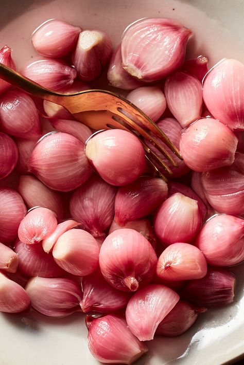 Gin On The Rocks, Banh Chung, Vietnamese Lunar New Year, Shallots Recipe, Sticky Rice Cakes, Shallot Recipes, Pickled Shallots, Fermented Pickles, Nyc Bars