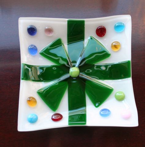 Fused Glass Plates Bowls, Fused Glass Christmas, Fused Glass Dishes, Slumped Glass, Fused Glass Bowl, Fused Glass Plates, Glass Fusion Ideas, Fused Glass Artwork, Glass Christmas Decorations