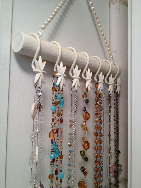 DIY jewelry hanger made with shower curtain hooks, a painted wooden dowel and a vintage necklace for hanging Diy Jewelry Hanger, Jewerly Organizer, Jewelry Storage Diy, Necklace Hanger, Organizer Diy, Clean Gold Jewelry, Diy Jewelry Display, Jewelry Organizer Wall, Diy Jewelry Holder