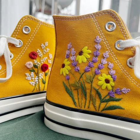 Embroidery Shoes Diy, Denim Jacket Embroidery, Cute Converse Shoes, Embroidered Converse, Clothes Embroidery Diy, Simple Hand Embroidery Patterns, Diy Embroidery Designs, Embroidery Shoes, Handmade Embroidery Designs