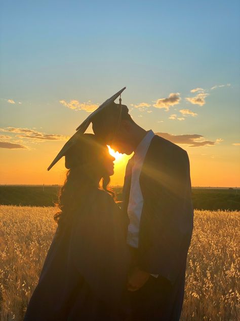 Couple Poses For Graduation, Grad Photoshoot With Boyfriend, Grad Photo Ideas Couple, High School Graduation Pictures With Boyfriend, Graduation Pictures Couple Ideas, Cap And Gown Senior Pictures With Boyfriend, Graduation Couple Aesthetic, Couple Convocation Photo, Couple Graduation Caps