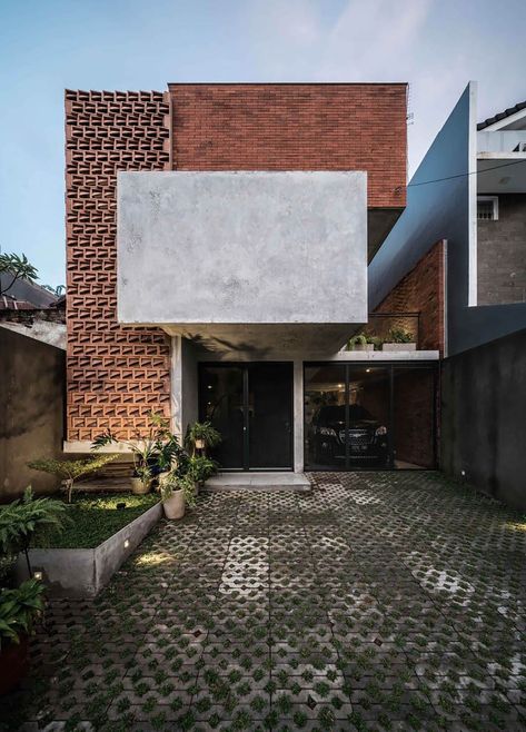 TEBET HOUSE – WN Roster Facade, Fasade House, Muji Hotel, Bata Expose, Tropical Contemporary, Scandinavian Exterior Design, Roster Beton, Brick And Concrete, Facade Ideas