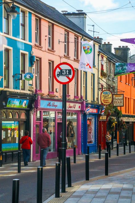 Things to See in Killarney Ireland ⋆ Sweet Cs Designs Ireland October, Ireland People, Backpacking Ireland, Ireland Culture, Ireland Aesthetic, Killarney Ireland, Ireland Weather, Ireland Hotels, Pretty City