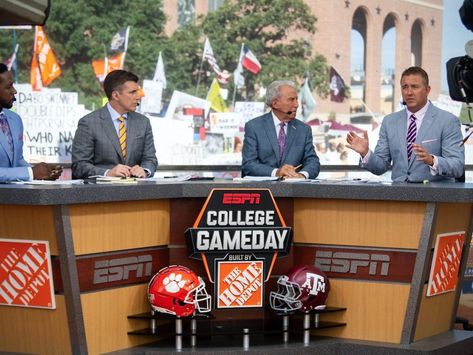 College Game Day Trunk Or Treat, Halloween Parade Float, College Football Gameday, Trunk Ideas, Homecoming Floats, College Game Day, Cute Group Halloween Costumes, College Gameday, Halloween Coustumes