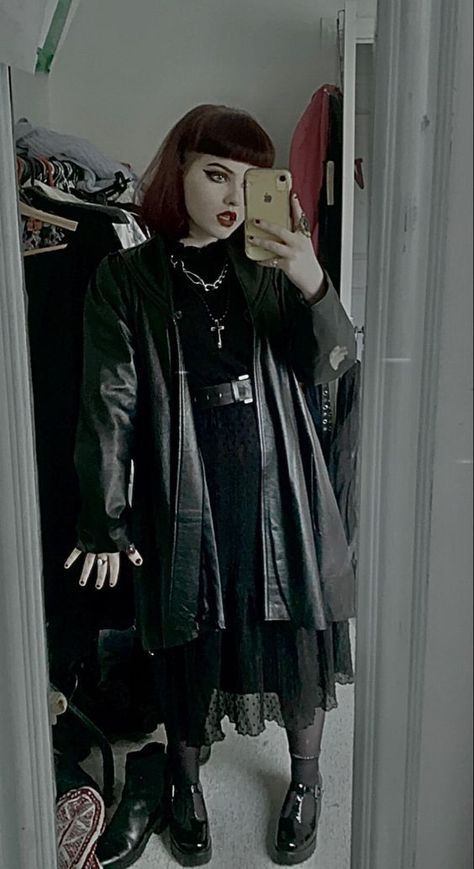 Alt Outfit Ideas Winter, Goth Leather Jacket Outfit, Goth Cold Weather Outfits, Goth Outfit Winter, Trad Goth Outfit Ideas, Tradgoth Outfits, Alternative Fashion Winter, Gothic Winter Outfit, Goth Outfits Winter