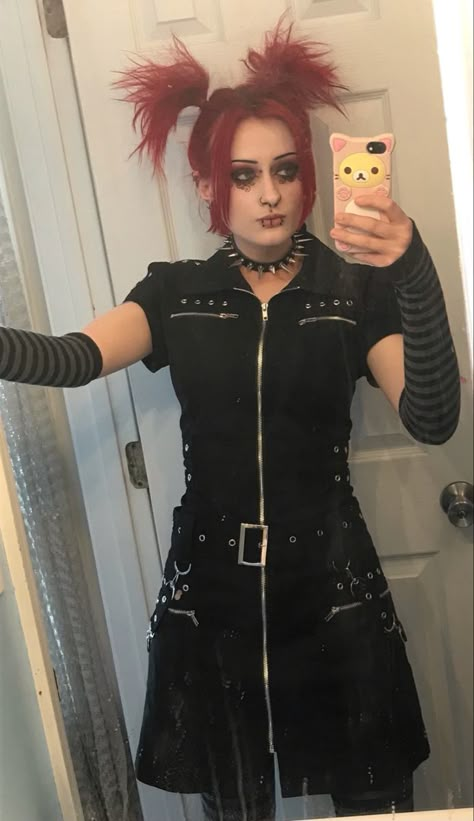 Dark Alternative Hair, Mallgoth Hair, Mall Goth Hairstyles, Mall Goth Hair, 2000 Goth, Mallgoth Outfits, Mallgoth 90s, Mall Goth Outfits, 90s Mall Goth