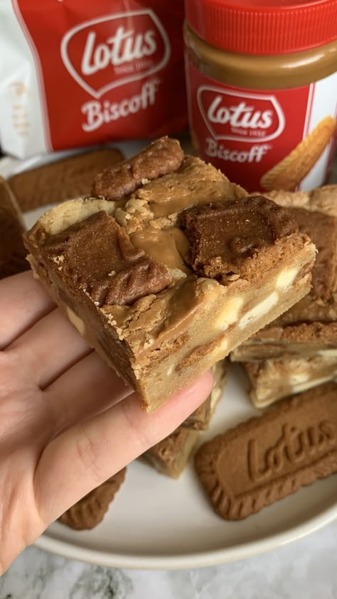 Biscoff Blondies Lotus Blondies, Biscoff Slice, Biscoff Treats, Gooey Blondies, Biscoff Blondies, Instagram Profile Page, Blondies Cookies, Delish Cakes, Biscoff Recipes