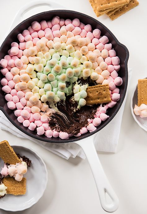 Rainbow S’mores Skillet Best Marshmallow Recipe, Campfire Marshmallows, Smore Recipes, Marshmallow Cookies, Dessert Recipies, Recipes With Marshmallows, Chocolate Marshmallows, Desserts For A Crowd, Buzzfeed Food