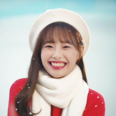 Bc Card CF with Chuu from Loona Chuu Christmas, Kpop Xmas, Chuu Icons, Aesthetic Material, Chuu Loona, 17 Kpop, Odd Eyes, Christmas Icons, Lets Do It