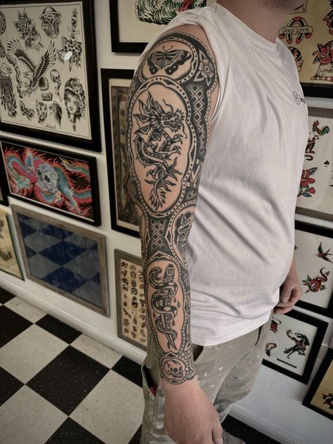 Old School Full Sleeve Tattoo, Men Tattoo Stencil, Stencil Outline Tattoo, Tattoo Ideas Female Meaningful, Traditional Black Tattoo, Tatuagem Masculina Pequena, Tattoo S, Punk Tattoo, Medieval Tattoo