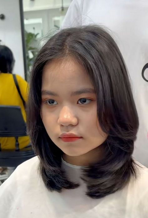 Bob Layered Oval, Layer Oval Pendek, Layer Oval Haircut Short, Korean Short Hair For Oval Face, Shoulder Length Hair Asian Round Faces, Chubby Hairstyle Round Faces, Hairstyles For Medium Length Hair With Layers Round Faces, Asian Bob Haircut Round Faces, Segi Layer