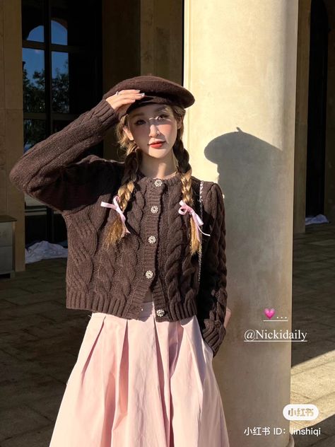 autumn fall outfit inspo cardigan long skirt pink beige soft girl style aesthetic ID：754994463 Cardigan Long Skirt, Girl Style Aesthetic, Muslimah Fashion Casual, Soft Girl Style, Spring Fits, Style Aesthetic, Cardigan Long, Muslimah Fashion, Pink Beige