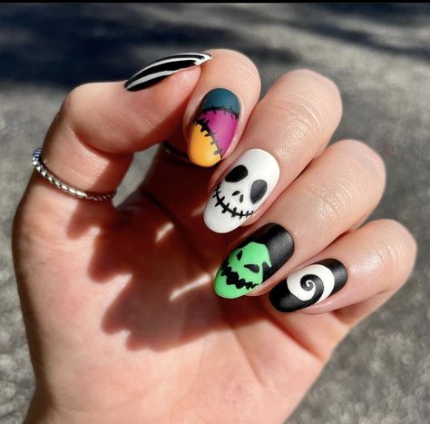 Halloween Nail Designs Nightmare Before Christmas, Halloween Nails 2022 Short, White Halloween Nail Designs, Nbc Nails The Nightmare Before Christmas, Halloween Candy Nails, Halloween Nails Nightmare Before, Short Halloween Nails 2022, Jack And Sally Nail Designs, Nbc Nails