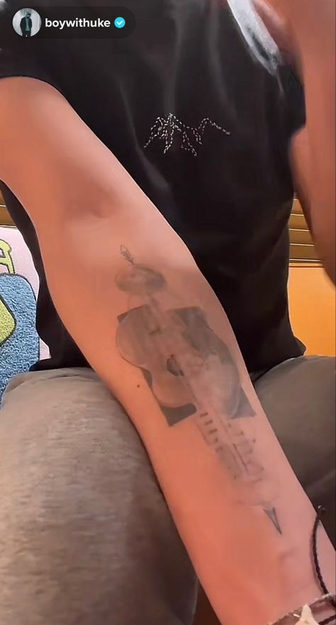 His tattoo is everything His Tattoo, Best Music Artists, Young Leonardo Dicaprio, Fav Person, Ukelele, Bracelet Ideas, Save My Life, Leonardo Dicaprio, Having A Crush