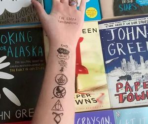 The fault in our stars// Paper towns// Divergent// The Hunger games... Tatuagem Percy Jackson, Harry Potter Stars, Tattoo Harry Potter, Fandom Tattoos, The Hunger Games Books, Glume Harry Potter, Augustus Waters, Hunger Games Books, Inspiring Books