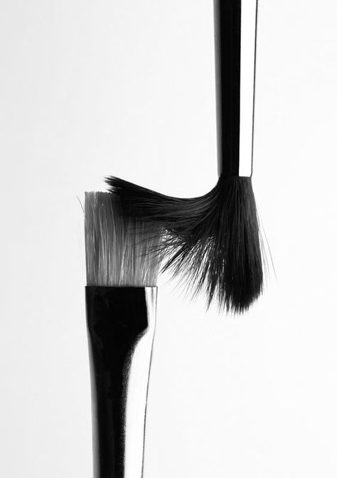 Makeup Black And White Aesthetic, Makeup Brush Product Photography, Makeup Aesthetic Black And White, Black And White Makeup Aesthetic, Mua Aesthetic, Makeup Tools Photography, Makeup Artist Quotes, Makeup Studio Decor, Makeup Backgrounds