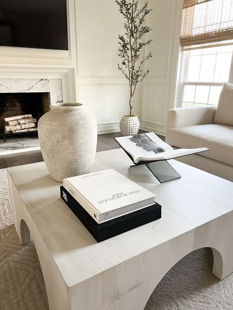 Contemporary Coffee Table Styling, Minimalist Side Table Decor, Modern Table Top Decor, Tom Ford Book Coffee Tables, Tom Ford Book Styling, Coffee Table Decor Living Room Modern, Coffee Table Inspo Decor, Organic Modern Coffee Table Decor, Aesthetic Coffee Table Decor