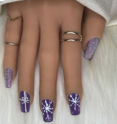 Christmas Nails Purple And Silver, Dark Purple Winter Nails, Holiday Nails Purple, Purple Christmas Nails Acrylic, Christmas Nails Coffin Winter, Short Coffin Christmas Nails, Purple Xmas Nails, Purple Snowflake Nails, Purple Christmas Nail Designs