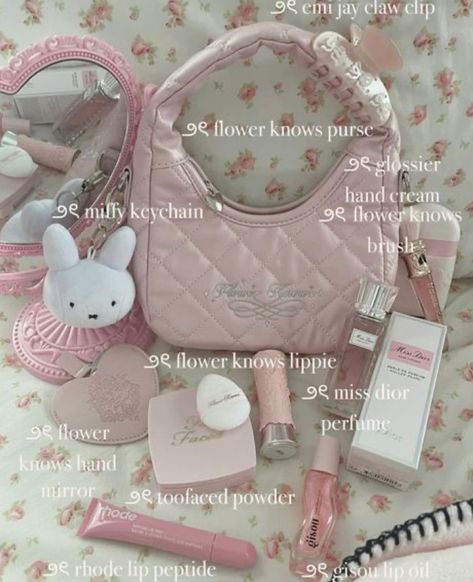 Cute Kawaii Outfits, Pretty School Supplies, Everyday Bag Essentials, School Bag Essentials, Backpack Essentials, Inside My Bag, Pink Lifestyle, Purse Essentials, Handbag Essentials