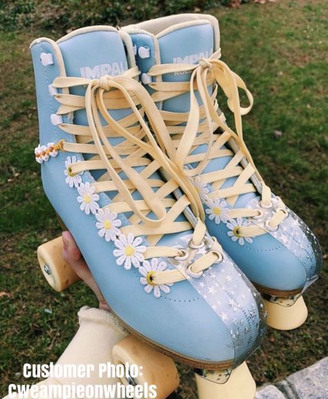 Roller Skating Outfits, Retro Roller Skates, Daisy Chains, Roller Shoes, Roller Skate Shoes, Roller Skaters, Flower Shoes, Skating Outfits, Roller Derby