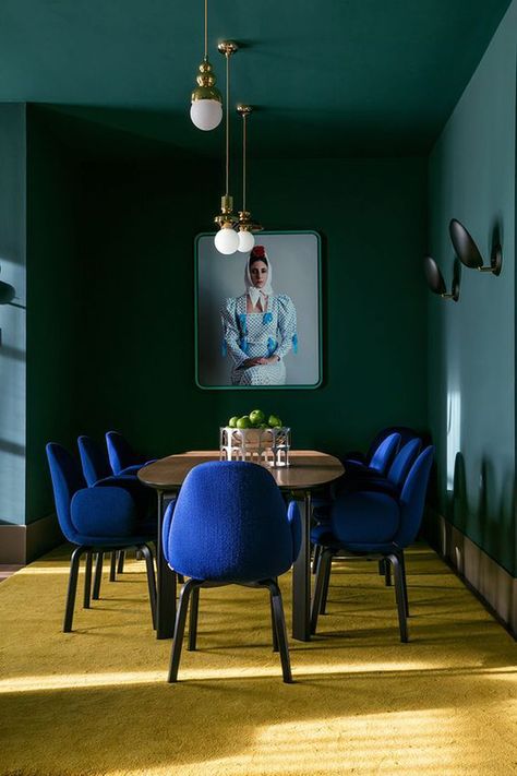 Green Dining Room, Dark Green Walls, Halo 2, Metal Wall Lamp, Contemporary Dining, Blue Rooms, Design Del Prodotto, Dining Room Design, Room Table