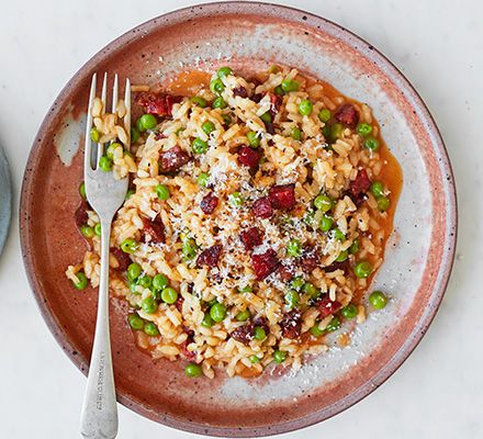 Using simple storecupboard and freezer ingredients, this pea and chorizo risotto makes an easy midweek meal. Garnish with crisped chorizo and grated parmesan Chorizo Risotto, Pea Risotto, Delicious Family Meals, Vegetarian Curry, Bbc Good Food, Midweek Meals, Risotto Recipes, Bbc Good Food Recipes, Food Magazine