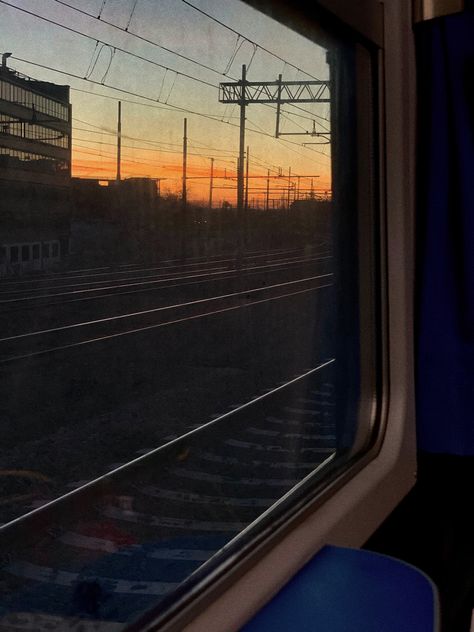 Vista da treno Amy Core Aesthetic, Amy Core, Train Sunset, Training Playlist, Train View, Aesthetic Train, Train Light, Light Landscape, Self Pictures