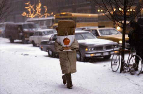 Fascinating Photos of New York City in the Early 1980s - My Modern Metropolis #truenewyork #lovenyc Frank Horvat, Wallpaper Pastel, Foto Art, Last Christmas, Christmas Mood, Winter Aesthetic, Big Apple, Christmas Aesthetic, Cozy Christmas