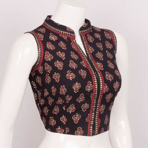 Neck and print Turtleneck Outfits, Sleeveless Blouse Designs, Shape Ideas, Blouse With Collar, Blouse Designs High Neck, Cotton Blouse Design, Traditional Blouse Designs, New Saree Blouse Designs, Sewing Dress