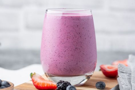 Easy Berry Belly Fat Smoothie Belly Fat Smoothies, Flat Belly Smoothie, Blast Belly Fat, Mixed Berry Smoothie, Berry Smoothie Recipe, Light Breakfast, Calcium Rich Foods, Frozen Berries, Smoothie Packs