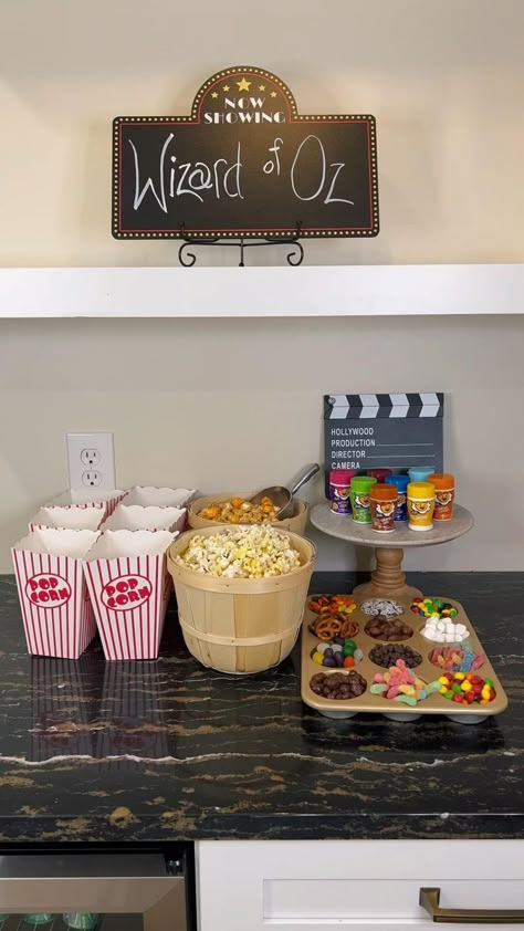 Kid Movie Night Snacks, Snacks Movie Night, Indoor Movie Night, Home Movie Night, Backyard Movie Night Party, Home Ideas Modern, Movie Night Party Ideas, Birthday Movie Night, Diy Movie Night