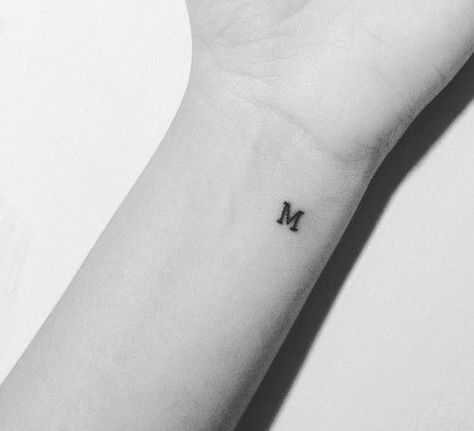 Tatouage lettres : ces mots qui nous font les yeux doux rep... - Grazia.fr Heart M Tattoo, M Tattoo Letter Heart, Small Tattoo Initials, Tattoo M Letter, Small M Tattoo Letter, Initial M Tattoo, M Tattoo Letter Initial, Small M Tattoo, M Heart Tattoo