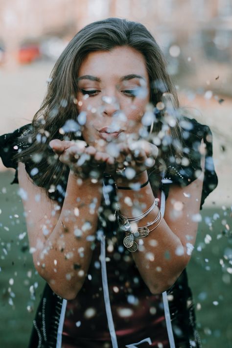 Glitter blow college grad Blow Glitter Picture, Confetti Blowing Pictures, Glitter Blowing Photography, Graduation Glitter Picture, Glitter Senior Pictures, Outdoor Grad Photoshoot, Blowing Glitter Photoshoot, College Graduation Pictures Winter, Glitter Photoshoot Ideas