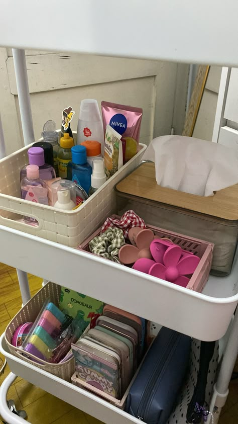 Vanity Cart Organization, Rak Skincare, Room Organization Bedroom, Dream Dorm, Small Room Design Bedroom, Flat Decor, Small Room Decor, Vintage Room Decor, Pinterest Room Decor