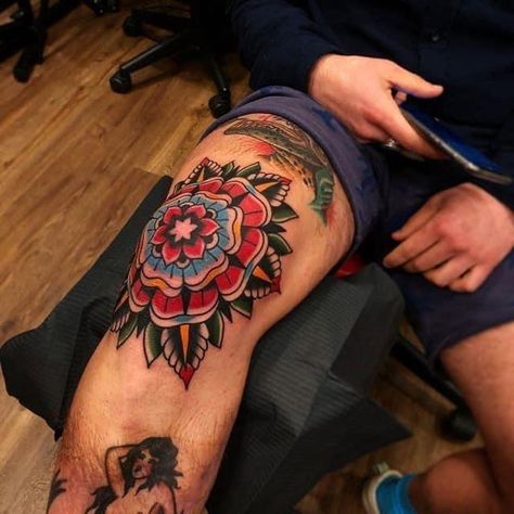 Traditional Tattoo Knee, Traditional Tattoo Sleeve, Bicep Tattoo, Tattoos Geometric, Tattoo Traditional, Old School Tattoo Designs, Traditional Tattoo Design, Traditional Tattoo Art, Knee Tattoo