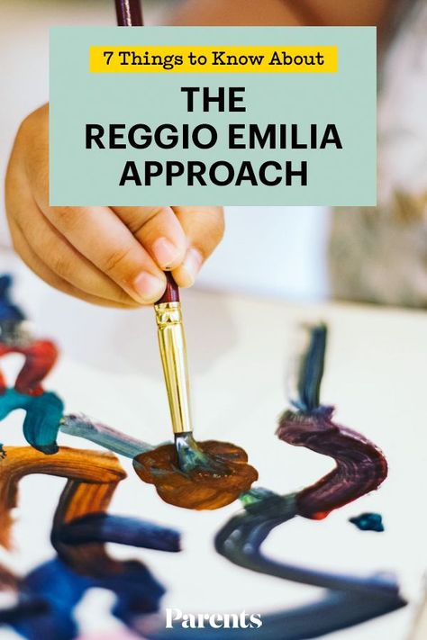 Reggio Emilia is an approach to early childhood teaching named after the Italian city where it originated. Here's everything parents need to know about this educational philosophy. #education #schooling #parents Reggio Emilia Approach Philosophy, Emilio Reggio Activities, Reggio Emilia Classroom Preschool, Reggio Emilia Activities Preschool, Reggio Emilia Activities, Homeschool Vibes, Reggio Emilia Documentation, Reggio Emilia Toddler, Reggio Emilia Art