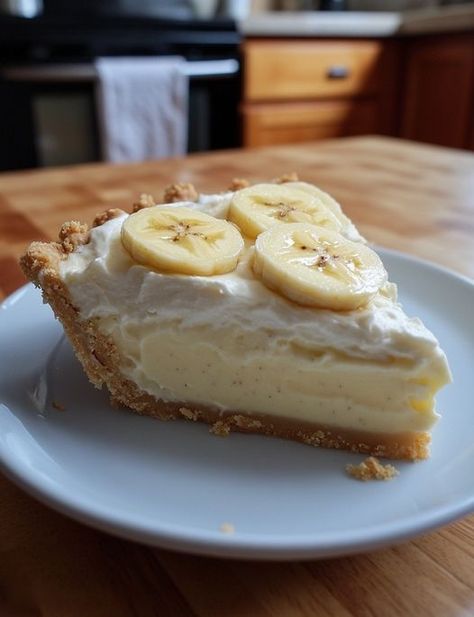 Vegan Banana Cream Pie Vegan Banana Cream Pie, Vegan Baileys, Protein Cheesecake, Beef Goulash, Dairy Free Treats, Light Desserts, Banana Cream Pie, Coconut Whipped Cream, Banana Coconut