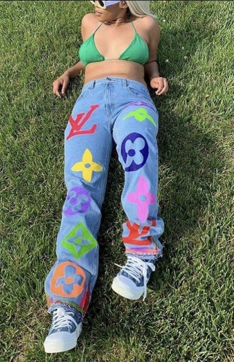 Street Style Graffiti, White Jeans Outfit Summer, I Love Sleeping, Custom Jeans Diy, American Street Style, Denim Diy Clothes, Painted Clothes Diy, American Street, Diy Clothes Design