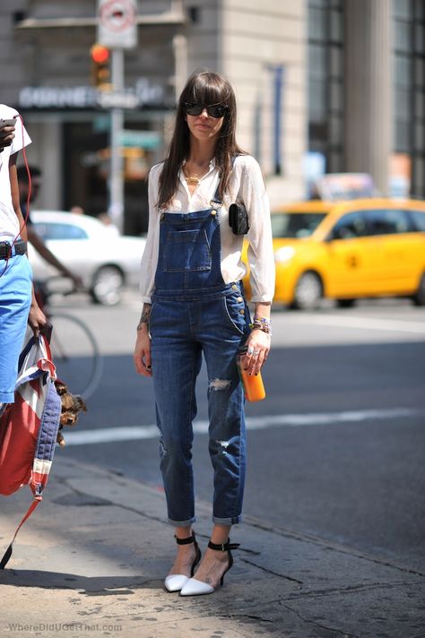 overalls done right Style Overalls, Denim Overalls, Street Chic, Mode Inspiration, Early 2000s, Primavera Estate, Look Fashion, Denim Fashion, Karl Lagerfeld