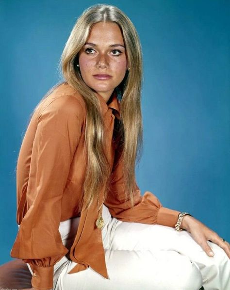 35 Beautiful Photos of Peggy Lipton in the 1960s and ’70s ~ Vintage Everyday Julie Barnes, Peggy Lipton, 70s Girl, Rashida Jones, Mod Girl, 70s Women, Vintage Everyday, Priscilla Presley, Catherine Zeta Jones