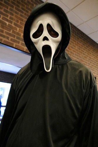 Ghostface 25th Anniversary Scream Costume Roman Bridger, Scream Film, Ghostface Mask, Scream Costume, The Scream, Scary Movie, Trivia, Scream, Behind The Scenes