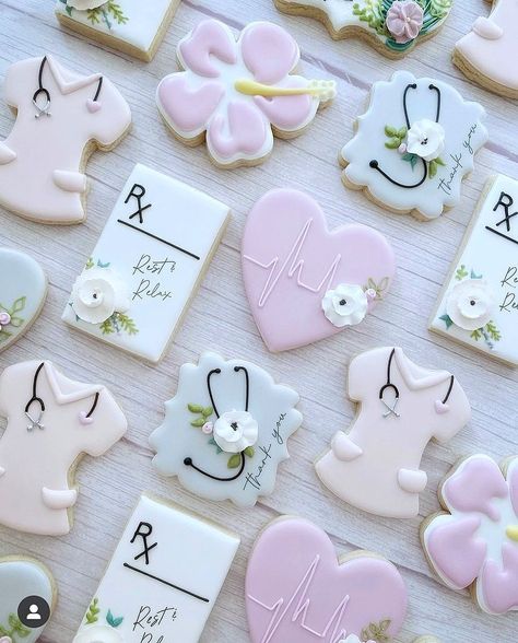 Icing Cookies Tutorial, Nurse Graduation Party Decorations, Medical Cookies, Nurse Cookies, Nursing School Graduation Party, Nursing Graduation Pictures, Nurse Birthday, Nursing Cake, Graduation Cookies