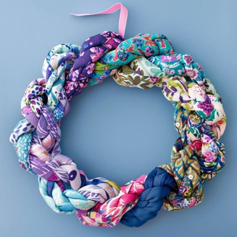 Braided Fabric Wreath, Spring Fabric Crafts, Scarf Crafts Ideas, Diy Rag Wreath, Fabric Strip Wreath, Scarf Wreath, Fabric Wreaths, Fabric Wreaths Diy No Sew, Fabric Wreath Tutorial