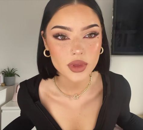 Big Jewelry Outfit, Mob Wife Aesthetic Makeup, Attractive Makeup Looks, Unaprocable Makeup, Unnaprochable Makeup, 90s Makeup Looks Latina, Full Beat Makeup, 2023 Makeup Looks, High Visual Weight Makeup