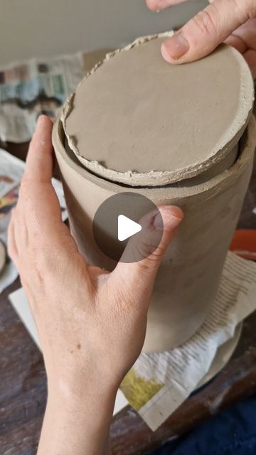 Hand Build Vases, Cylinder Ceramic Ideas, Ceramics Scrafitto, Slab Built Vase, Slab Building Pottery, Slab Ceramics Ideas, Keramiikka Ideas, Clay Vases Pottery, Beginner Pottery Hand Building